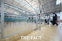  '새치기 방지' 펜스 설치된 인천국제공항 수속 카운터 [포토]