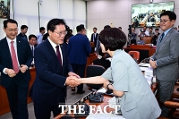  한정애 의원과 인사하는 송석준 외통위원장 [포토]