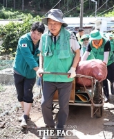  하루빨리 일상으로…박완수 지사, 거제 수해현장서 구슬땀