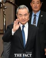  손 인사하는 왕이 중국 외교부장 [포토]