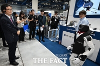  AI로봇 설명 듣는 윤진식 한국무역협회장 [포토]
