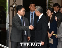  남진 국장과 인사하는 왕이 중국 외교부장 [포토]