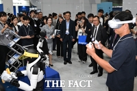  AI로봇 동작 시연 지켜보는 조상현 코엑스 대표이사 [포토]
