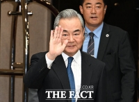  왕이 중국 외교부장 '파란 넥타이' 매고 5년 만에 방한 [TF사진관]