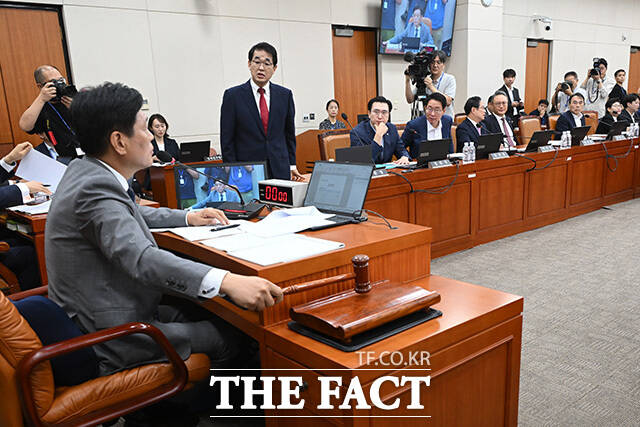 일방적으로 전체회의 진행하려는 조승래 위원장에게 항의하는 배준영 야당 간사.