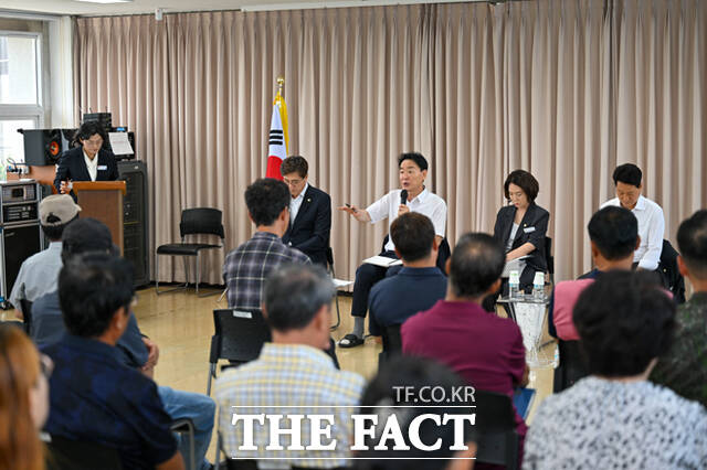 황병직 영주시장이 19개 읍면동을 직접 찾아가 주민들과 대화하며 지역 현안과 생활 속 불편사항을 청취했다. /영주시