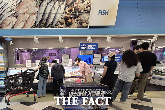 같은 날 오후 서울 구로구 홈플러스 신도림점에서 생선을 고르는 고객들.