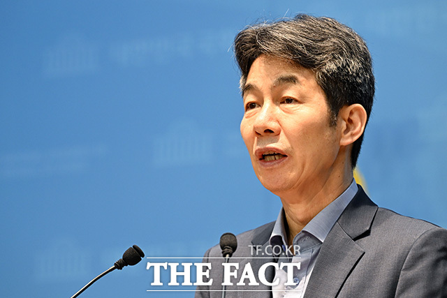 윤석열 국정원의 민간인 사찰 관련 기자회견하는 윤 의원.