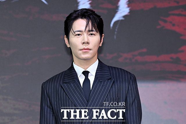배우 설경구와 류준열, 김홍선 감독, 배우 이규형(왼쪽부터)이 20일 오전 서울 마포구 호텔 나루 서울 엠갤러리에서 열린 넷플릭스 시리즈 ‘들쥐’ 제작발표회에 참석해 포즈를 취하고 있다. /서예원 기자