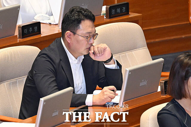 김 대표가 떠난 뒤 자리 되찾은 천 원내대표.