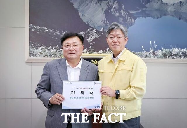지난 18일 세종 정부종합청사에서 박관열 광주시장(왼쪽)이 김이탁 국토교통부 제1차관(오른쪽)에게 건의사항 전달 후 기념 촬영을 하고 있다. /광주시