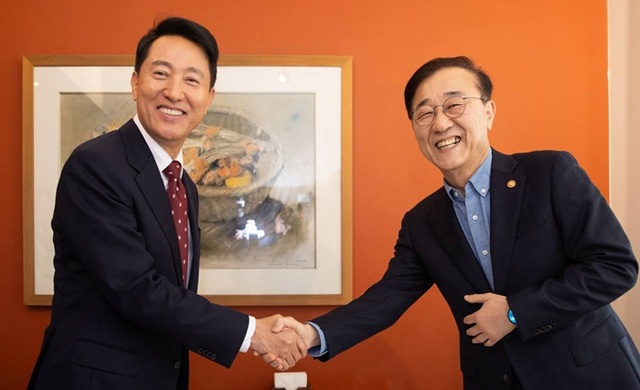 김윤덕 국토교통부 장관과 오세훈 서울시장이 20일 서울에서 만나 용산공원을 활용한 주택 공급 등을 놓고 머리를 맞댄다. 사진은 지난해 11월 김윤덕 장관(오른쪽)과 오세훈 시장이 오찬 회동을 하며 인사를 하는 모습. /뉴시스