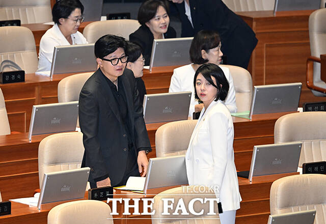 한동훈 무소속 의원(왼쪽)이 20일 오후 서울 여의도 국회에서 열린 제438회국회(임시회) 1차 본회의에 참석해 배현진 국민의힘 의원과 대화를 하고 있다. /국회=배정한 기자