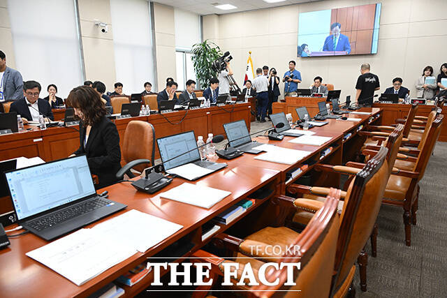 국민의힘 의원들 퇴장에 반쪽 전체회의 된 재경위.