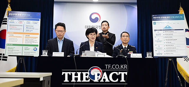 원민경 성평등가족부 장관(왼쪽)이 20일 오전 서울 종로구 정부서울청사에서 관계부처합동 불법사이트 통합 대응 방안을 브리핑하고 있다. /임영무 기자