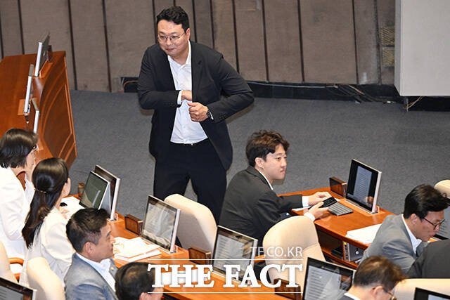 김 대표에게 자리 빼앗겨(?) 난처한 천 원내대표.