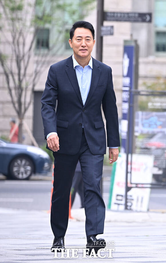 김윤덕 국토교통부 장관(왼쪽)과 오세훈 서울시장이 20일 오전 서울 중구 달개비에서 주택공급 관련 회동을 하고 있다. /이새롬 기자