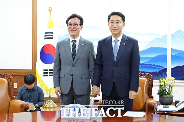 조정식 국회의장이 20일 오후 서울 여의도 국회에서 김민석 더불어민주당 신임 당대표(왼쪽)를 접견하며 기념사진 촬영을 하고 있다. /국회=배정한 기자