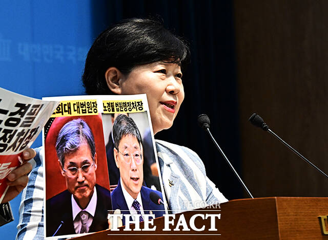 서영교 법사위원장과 김승원 법사위 여당 간사(왼쪽) 등이 20일 오전 서울 여의도 국회 소통관에서 조희대 대법원장과 노경필 법원행정처장 사퇴 촉구 기자회견을 하고 있다. /국회=배정한 기자