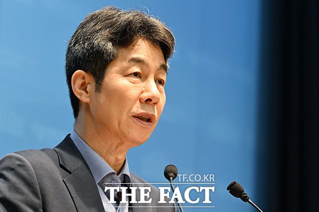윤석열 국정원의 민간인 사찰 관련 기자회견하는 윤 의원.