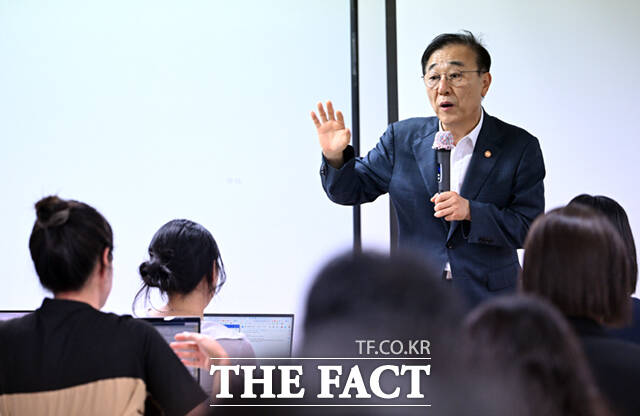 김윤덕 국토교통부 장관(오른쪽)과 오세훈 서울시장이 20일 오전 서울 중구 달개비에서 주택공급 회동을 마친 뒤 나서고 있다. /이새롬 기자