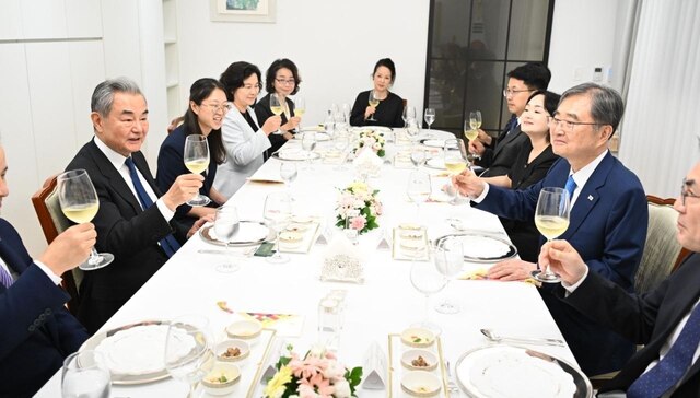 조 장관은 서해 문제 등 사안에 원칙적 입장을 전달하고, 양측 주요 관심사에 대한 상호 존중이 중요하다는 점을 강조했다고 외교부는 전했다. 방한 첫 공식 일정을 마친 왕 부장은 이튿날엔 청와대에서 이재명 대통령을 예방한다. /외교