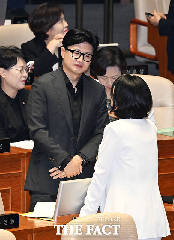 한동훈 무소속 의원(왼쪽)이 20일 오후 서울 여의도 국회에서 열린 제438회국회(임시회) 1차 본회의에 참석해 배현진 국민의힘 의원과 대화를 하고 있다. /국회=배정한 기자