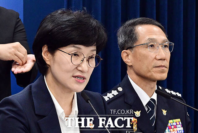 원민경 성평등가족부 장관(왼쪽)이 20일 오전 서울 종로구 정부서울청사에서 관계부처합동 불법사이트 통합 대응 방안을 브리핑하고 있다. /임영무 기자