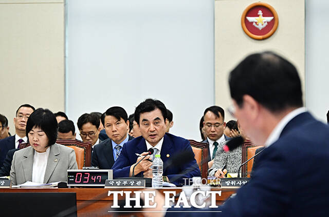 안규백 국방부 장관이 20일 오전 서울 여의도 국회에서 열린 국방위원회 전체회의에 출석해 유영하 국민의힘 의원의 질의를 듣고 있다.