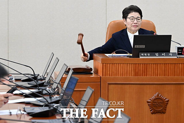 당4역 중 하나인 정책위의장은 당의 입법과 정책을 총괄하며 최고위원회의 의결권을 갖는 핵심 당직이다. 사진은 임이자 당시 국회 재경위원장이 지난 4월 17일 오후 서울 여의도 국회에서 열린 재정경제기획위원회 전체회의에서 의사봉을 두드리고 있는 모습. /김성렬 기자