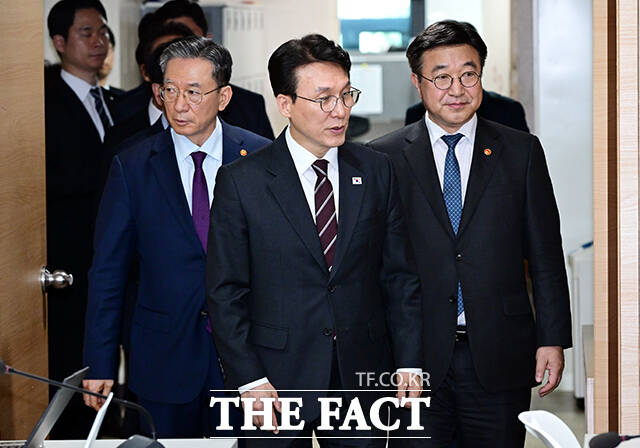 더불어민주당이 여론의 압도적 반대에 직면한 형사소송법 개정 문제를 돌파하기 위해 전향적 수정에 나설 가능성도 거론된다. 사진은 김민석 당시 국무총리와 정성호 법무부 장관, 윤호중 행정안전부 장관이 지난 4월 14일 오후 서울 종로구 정부서울청사에서 제9회 동시지방선거 관련 대국민담화를 발표를 위해 입장하고 있는 모습. /임영무 기자