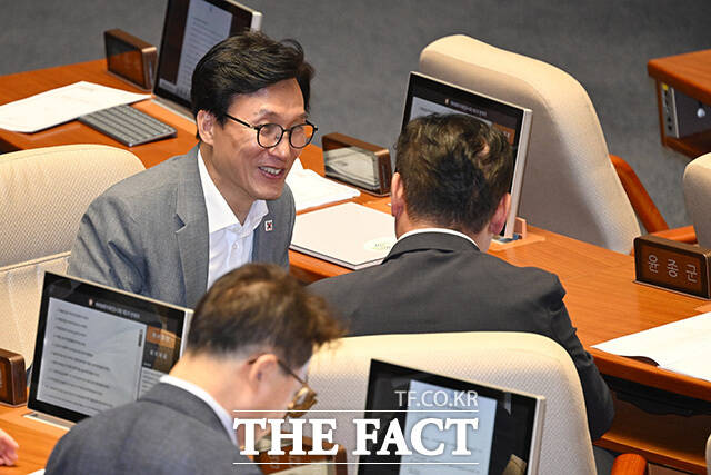 윤종군 의원과 대화 나누는 김 대표(왼쪽).