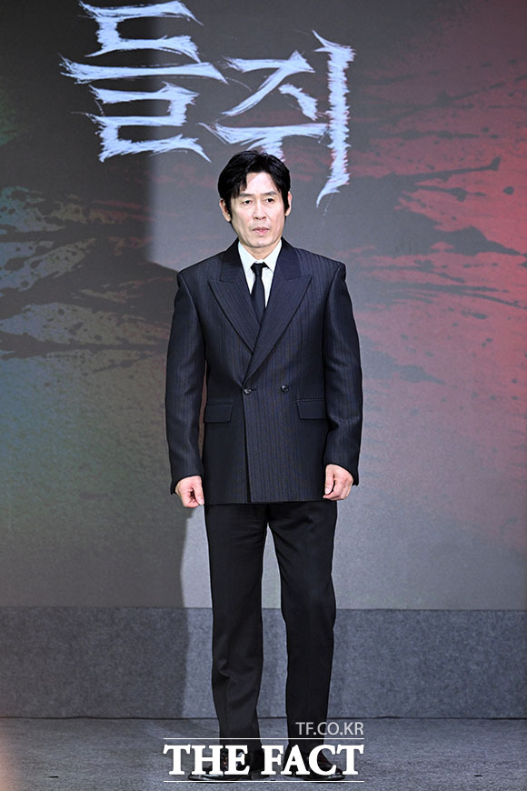 배우 설경구와 류준열, 김홍선 감독, 배우 이규형(왼쪽부터)이 20일 오전 서울 마포구 호텔 나루 서울 엠갤러리에서 열린 넷플릭스 시리즈 ‘들쥐’ 제작발표회에 참석해 포즈를 취하고 있다. /서예원 기자