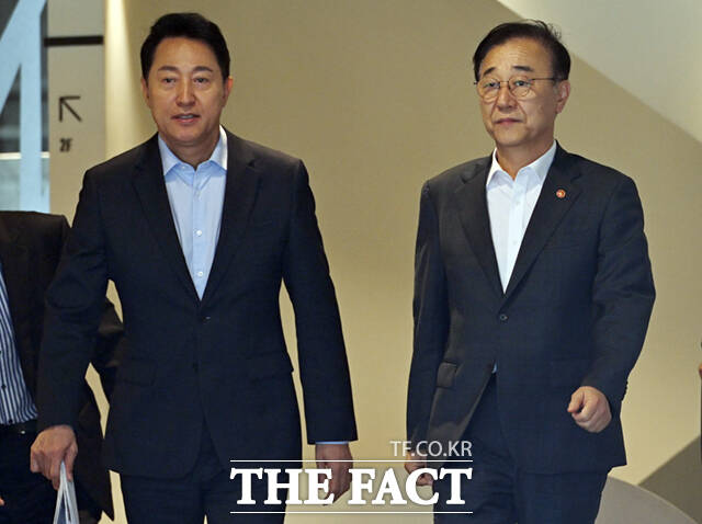 김윤덕 국토교통부 장관(오른쪽)과 오세훈 서울시장이 20일 오전 서울 중구 달개비에서 주택공급 회동을 마친 뒤 나서고 있다. /이새롬 기자