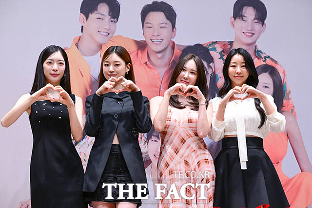 배우 조아영, 최서은, 신수아, 송서린(왼쪽부터)이 20일 오후 서울 강남구 신사스퀘어에서 열린 새 드라마 '아듀 솔로' 미디어데이에 참석해 포즈를 취하고 있다. /남윤호 기자
