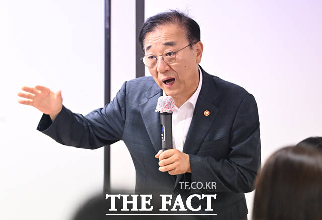 김윤덕 국토교통부 장관(오른쪽)과 오세훈 서울시장이 20일 오전 서울 중구 달개비에서 주택공급 회동을 마친 뒤 나서고 있다. /이새롬 기자