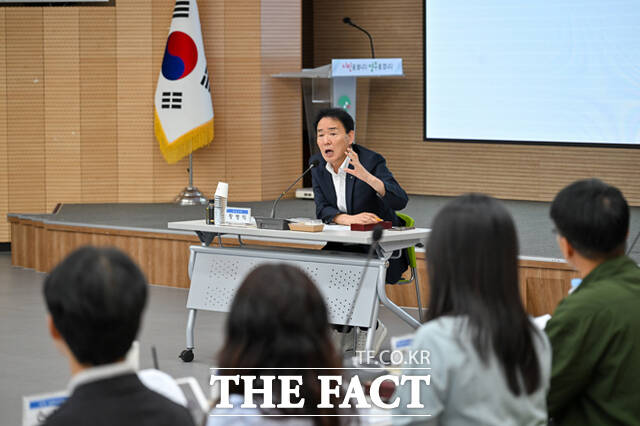 황병직 영주시장은 직원과의 대화에서도 소통과 실용을 강조했다. /영주시