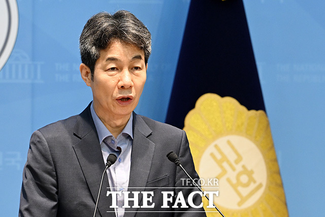 윤석열 국정원의 민간인 사찰 관련 기자회견하는 윤 의원.
