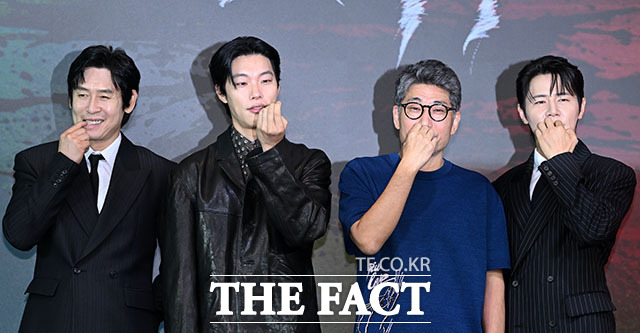 배우 설경구와 류준열, 김홍선 감독, 배우 이규형(왼쪽부터)이 20일 오전 서울 마포구 호텔 나루 서울 엠갤러리에서 열린 넷플릭스 시리즈 ‘들쥐’ 제작발표회에 참석해 포즈를 취하고 있다. /서예원 기자