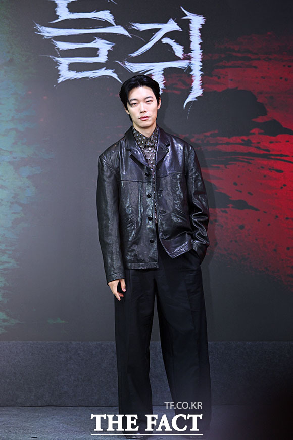 배우 류준열이 20일 오전 서울 마포구 호텔 나루 서울 엠갤러리에서 열린 넷플릭스 시리즈 ‘들쥐’ 제작발표회에 참석해 포즈를 취하고 있다. /서예원 기자