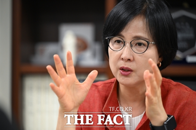 이수희 강동구청장이 19일 오후 서울 강동구청 집무실에서 더팩트와 인터뷰를 하고 있다. /남윤호 기자