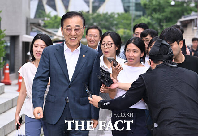 김윤덕 국토교통부 장관(오른쪽)과 오세훈 서울시장이 20일 오전 서울 중구 달개비에서 주택공급 회동을 마친 뒤 나서고 있다. /이새롬 기자