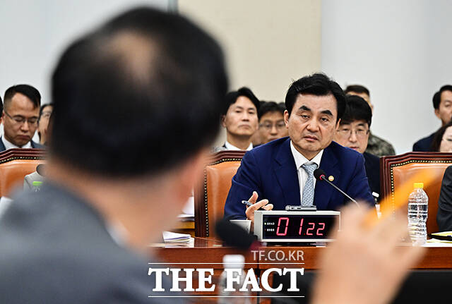 안규백 국방부 장관이 20일 오전 서울 여의도 국회에서 열린 국방위원회 전체회의에 출석해 유영하 국민의힘 의원의 질의를 듣고 있다.