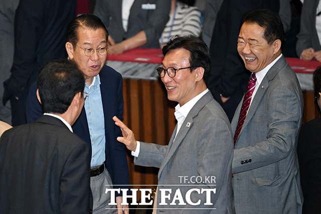 김민석 더불어민주당 대표(왼쪽 세 번째)가 20일 오후 서울 여의도 국회에서 열린 제438회 국회(임시회) 제1차 본회의에서 국민의힘 의원들과 인사를 나누고 있다./국회=남용희 기자