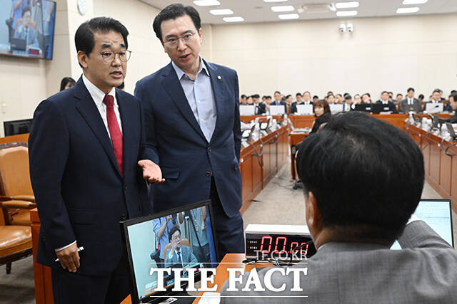 강민국 국민의힘 의원(가운데)까지 조 위원장에게 항의.