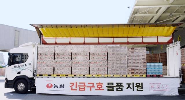 농심이 최근 기록적인 극한호우로 어려움을 겪고 있는 경남지역에 이머전시 푸드팩 1200세트를 긴급 지원했다. 이머전시 푸드팩은 농심이 지난 2020년부터 이어온 사회공헌사업으로, 긴급 지원이 필요한 재해재난 상황 또는 공적 지원체계의 사각지대에 놓여있는 취약계층에 라면, 생수 등 바로 먹을 수 있는 식품을 지원하는 사업이다. /농심