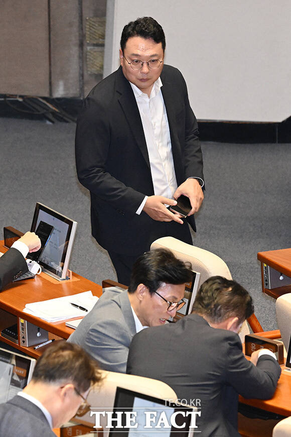 천 원내대표 자리에 앉아 윤 의원과 대화중인 김 대표.