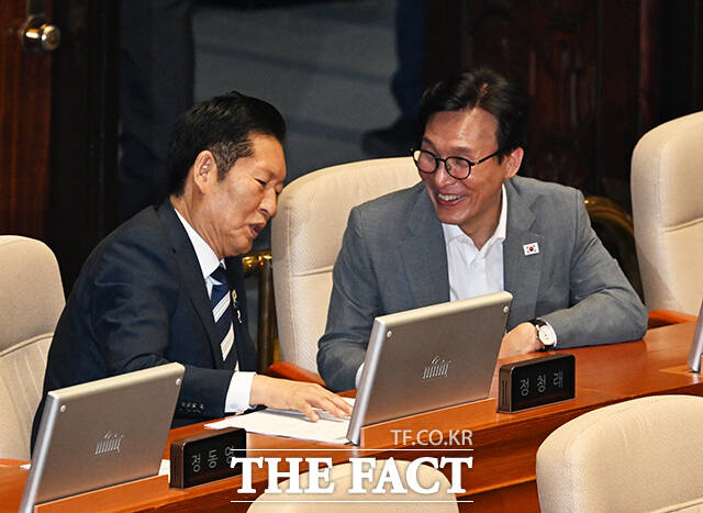 김민석 더불어민주당 대표(가운데)가 20일 오후 서울 여의도 국회에서 열린 제438회국회(임시회) 1차 본회의에 참석해 정청래 전 대표와 대화(왼쪽)를 하고 있다. /국회=배정한 기자