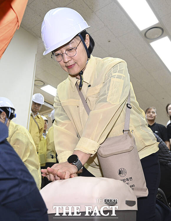 한성숙 국무총리와 윤호중 행정안전부 장관 등 국무위원들이 20일 오후 서울 종로구 정부서울청사에서 실시된 공습 대비 민방위 훈련에 참가해 군 관계자로부터 방독면 착용 법을 교육 받고 있다. /임영무 기자