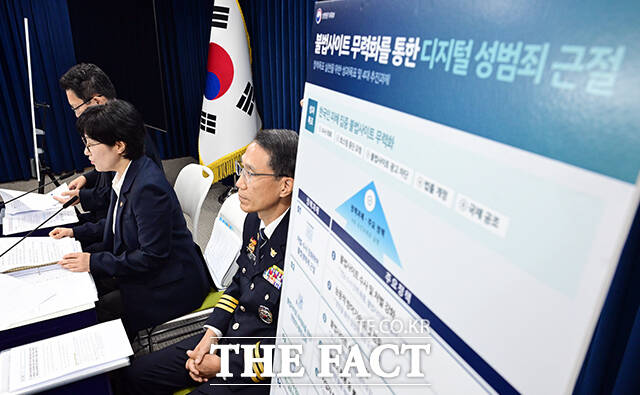 원민경 성평등가족부 장관(왼쪽)이 20일 오전 서울 종로구 정부서울청사에서 관계부처합동 불법사이트 통합 대응 방안을 브리핑하고 있다. /임영무 기자